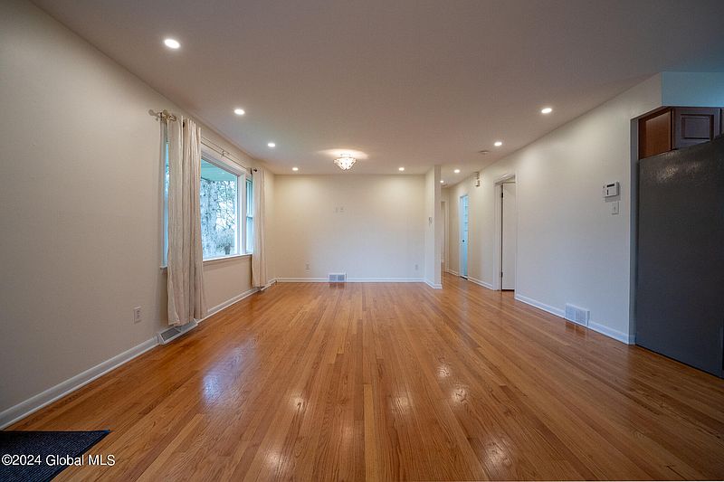 3rd image of 83 Lawnridge Avenue