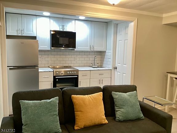 3rd image of 15 High Mountain Rd