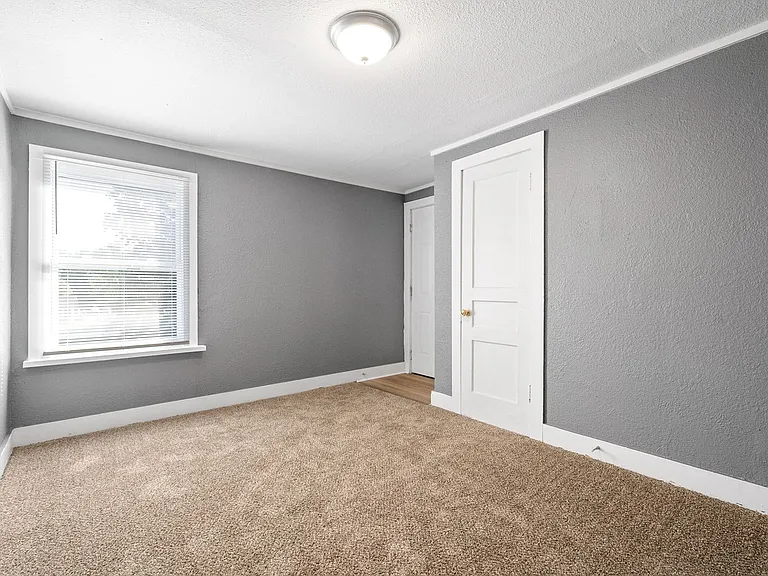 Lafayette Road-420 — Photo 15