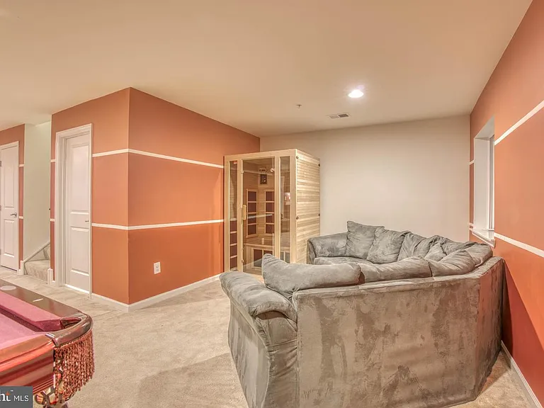 728 Falcon Ln — Photo 25