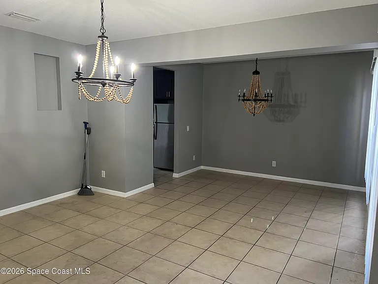 810 Benton Dr — Photo 4