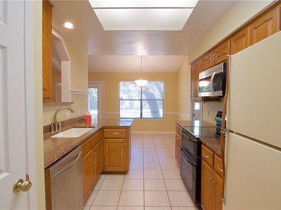 4th image of 1800 Bluff Dr