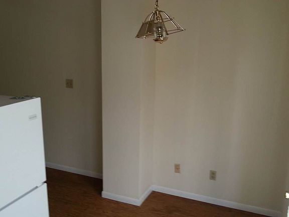 5th image of 404 S Green St