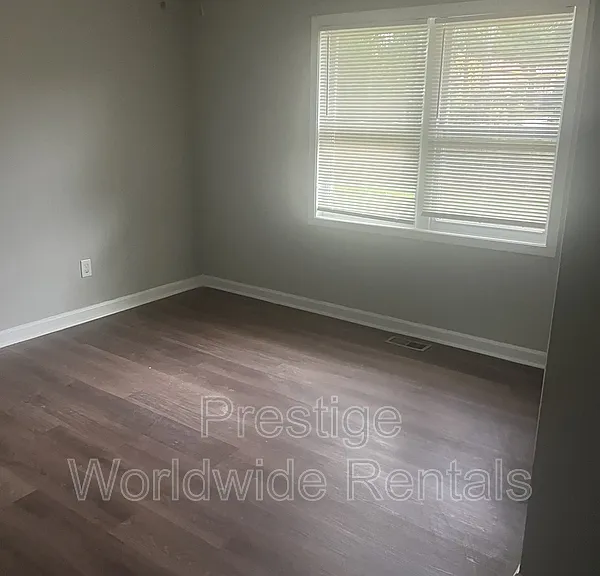 304 November Ln — Photo 2