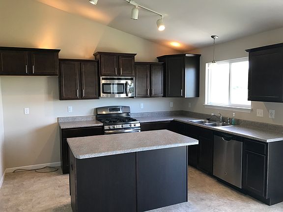 Kitchen w/ Breakfast Island