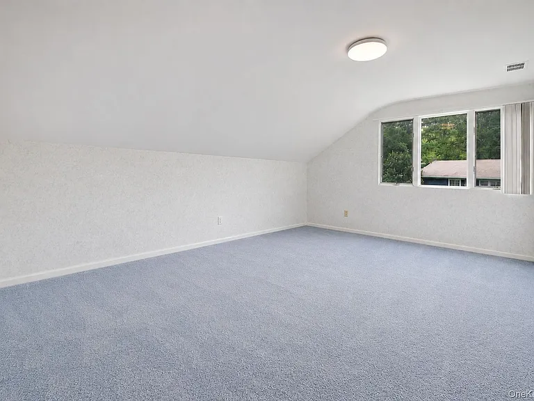 24 Thorngrove Ln — Photo 13