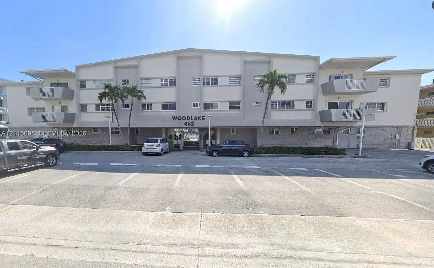 Woodlake Apts Condo — Photo 1