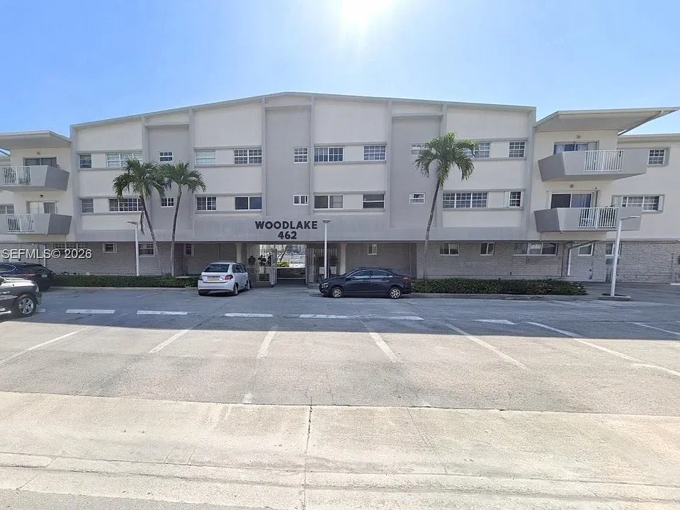 462 Golden Isles Dr #306