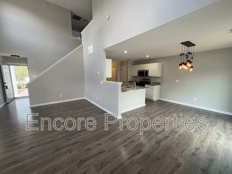 221 Danesway Dr — Photo 3