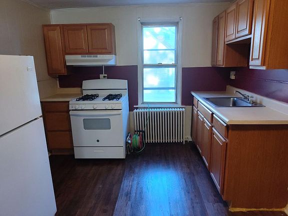 Kitchen, stove is gas and cooking gas is included