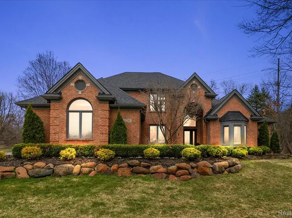 120 Wendover Ct, Commerce Township, MI 48390