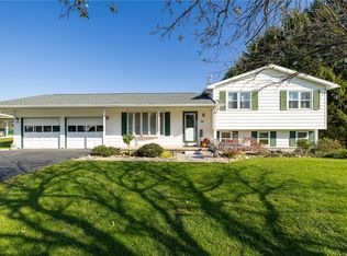 39 Canterbury Ln, Bergen, NY 14416