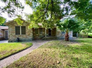 2016 8th St, High Island, TX 77623