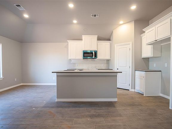 4th image of 817 Halley Dr