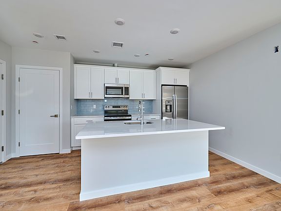 2nd image of 510 Willard St #202