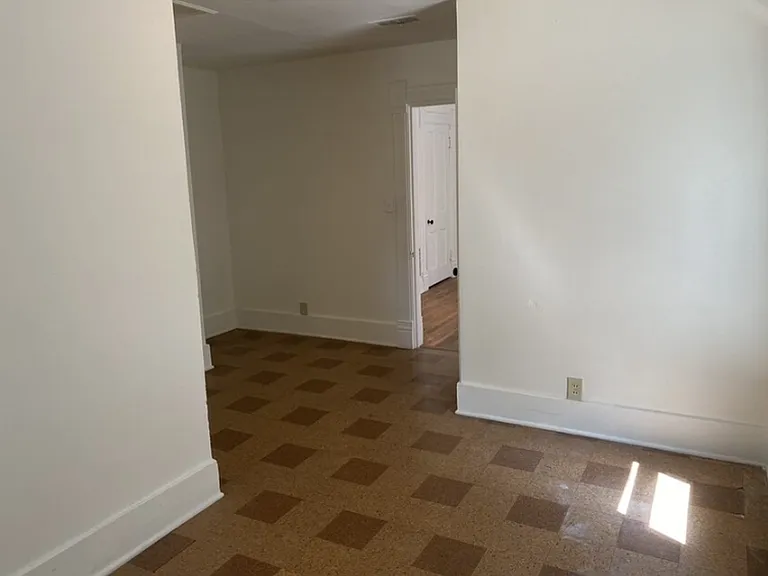 512 W University Ave — Photo 8