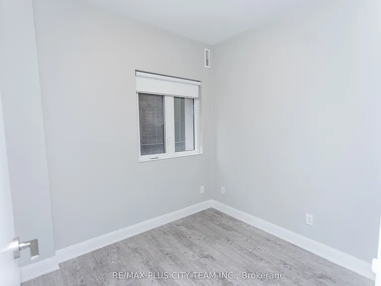 686 Bathurst St #202 — Photo 9