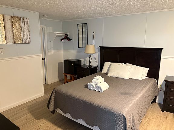3rd image of 40 Ashworth Ave #23