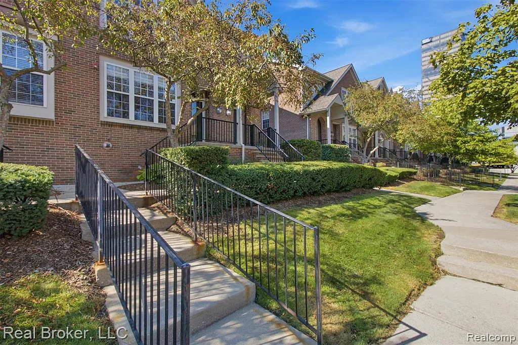 2 bed, 2.0 bath, 1250 sqft, $2,000 — Photo 3