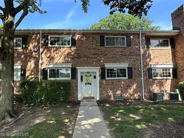 685 E Fox Hills Dr #1, Bloomfield Hills, MI 48304