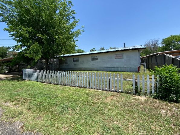 106 S George Muck Dr, Kerrville, TX 78028