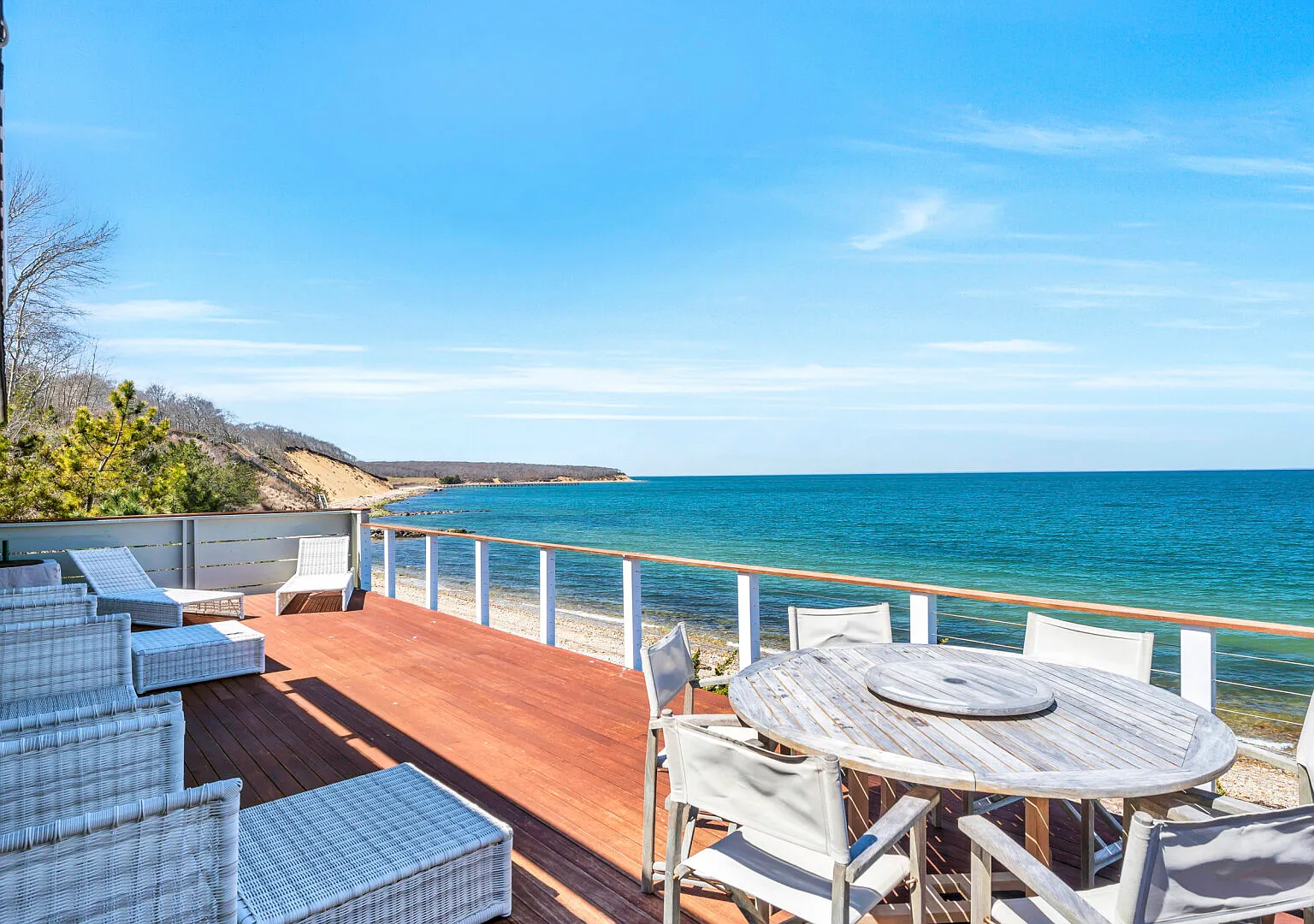 Waterfront beach house with breathtaking views — Photo 1