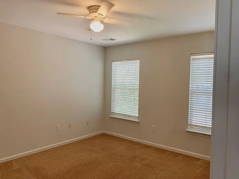 216 Barclay Dr — Photo 2