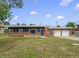 40 Regents Dr, Troy, MI 48084
