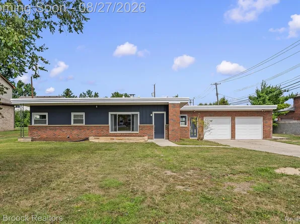 40 Regents Dr, Troy, MI 48084