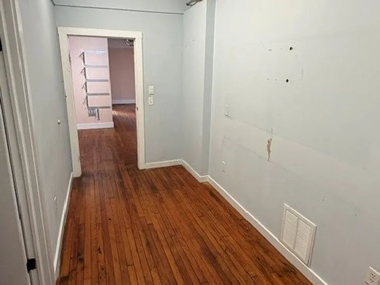 469 Howe Ave — Photo 6