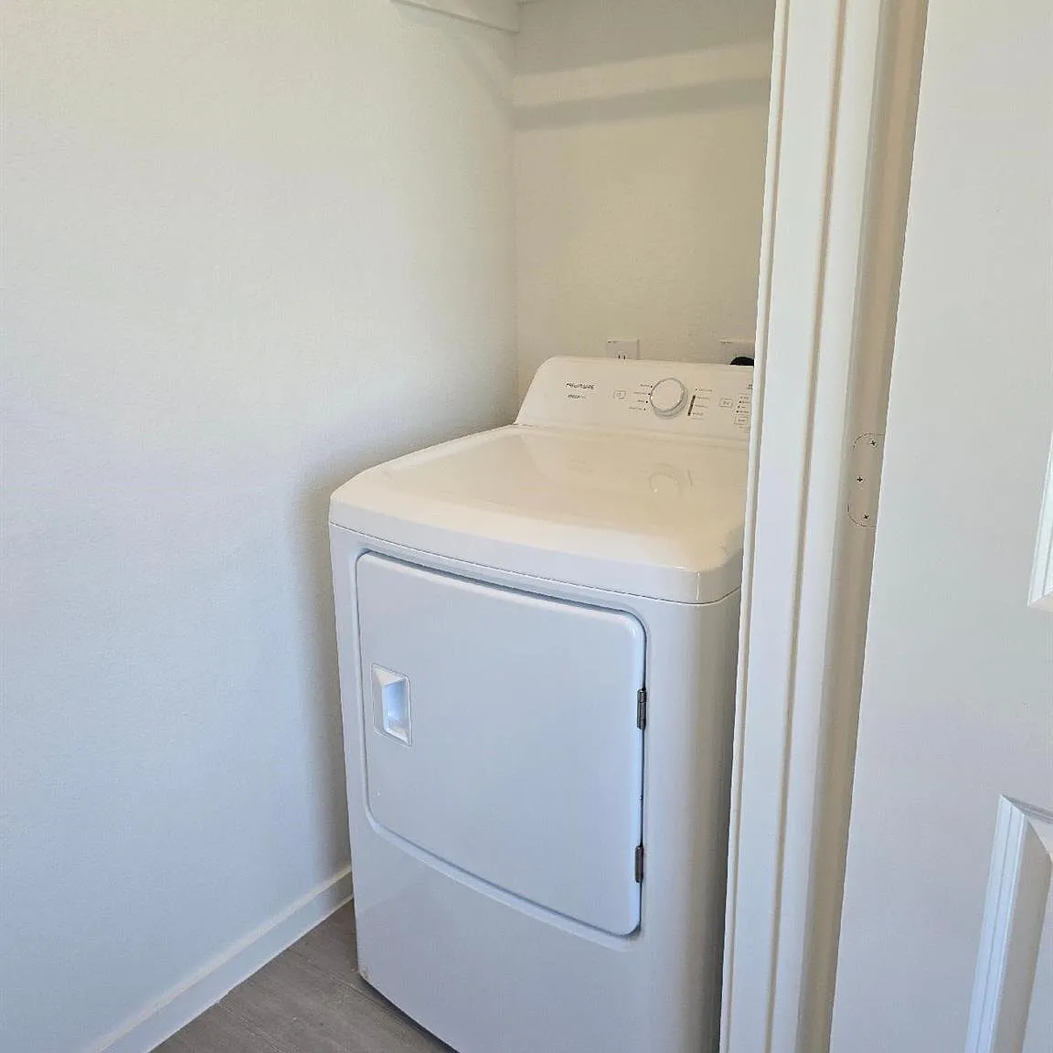 3 bed, 2.0 bath, 1418 sqft, $1,700 — Photo 3