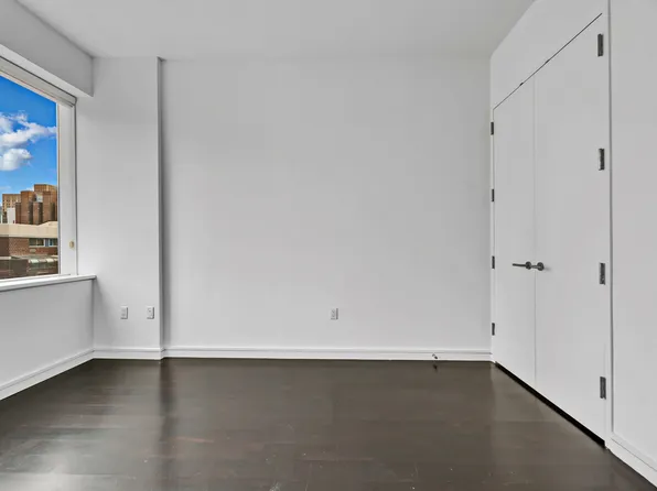 300 East 23rd Street image 4 of 14