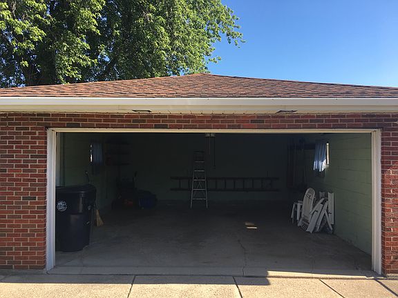 2 1/2 car garage