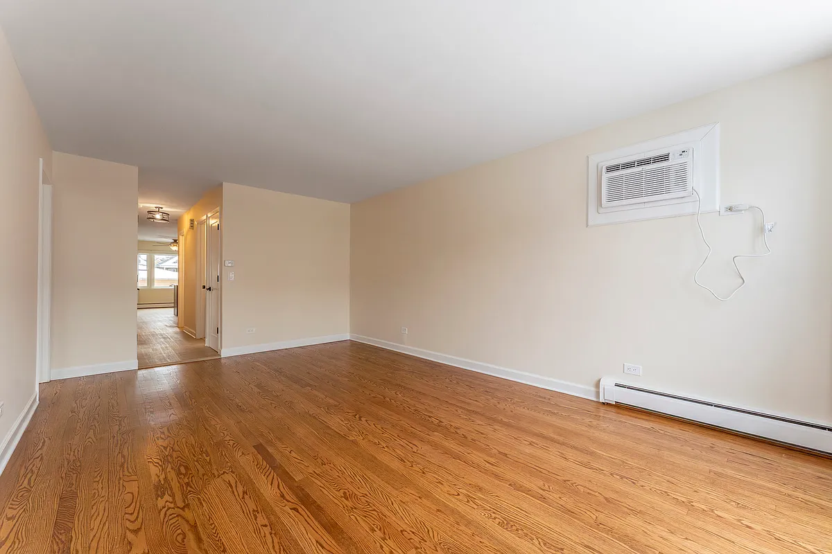Building Photo - 6031 W Addison St #1