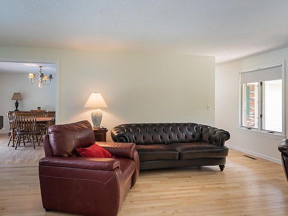 4th image of 160 Millbrook Dr