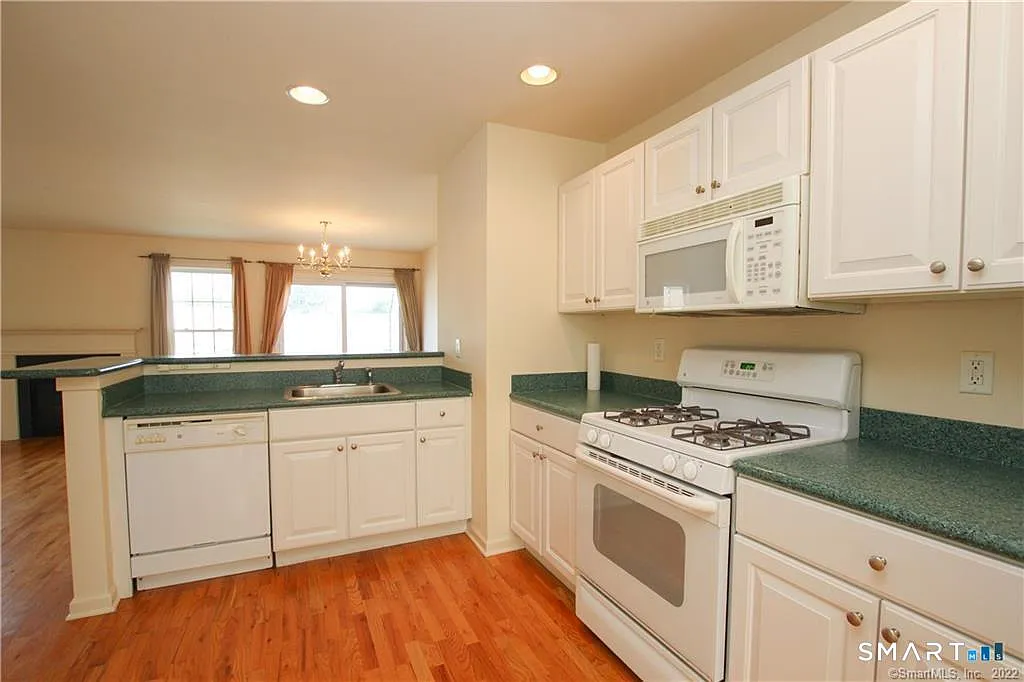 2 bed, 2.5 bath, 1665 sqft, $3,100 — Photo 2