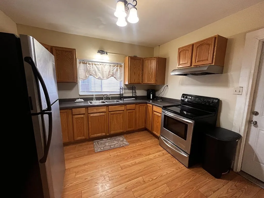 1453 Glenwood Blvd — Photo 3