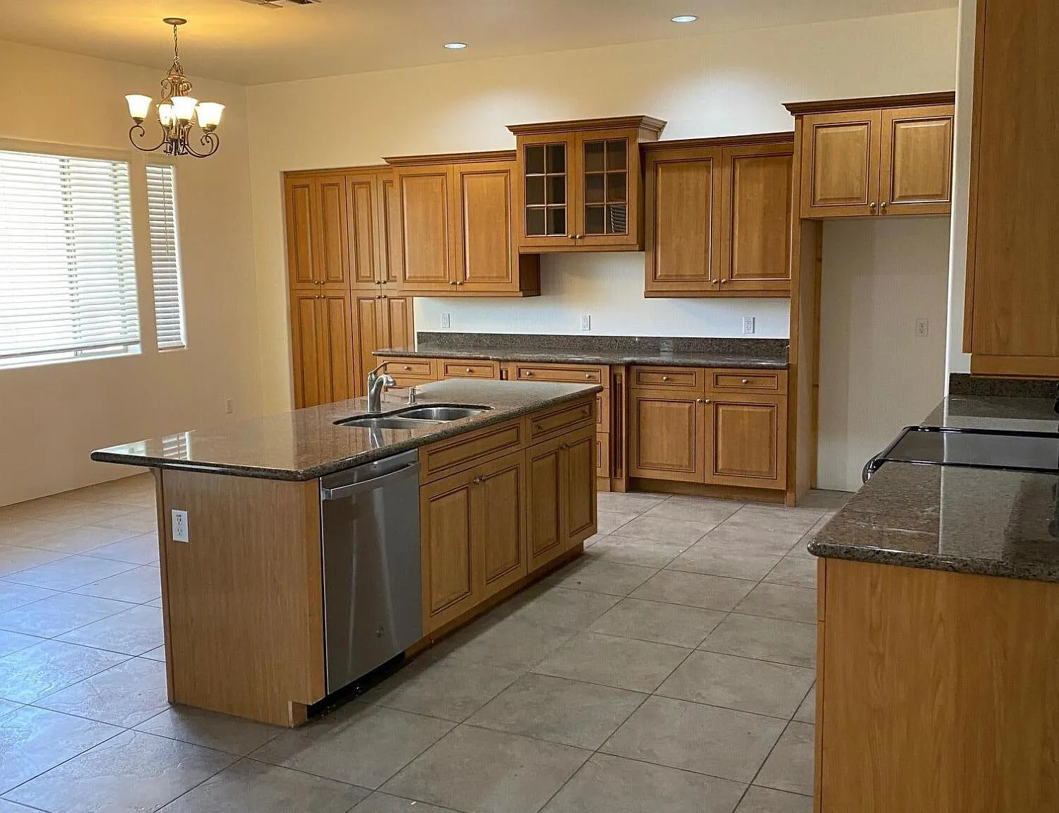 3 bed, 3.0 bath, 2772 sqft, $3,250 — Photo 2
