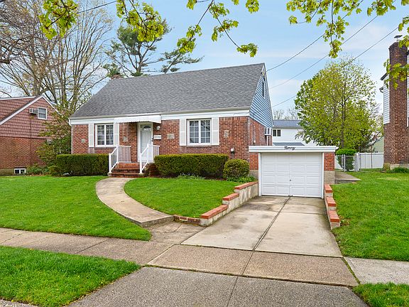 3rd image of 90 Roosevelt Ct