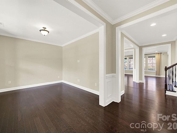 4th image of 989 Emory Ln