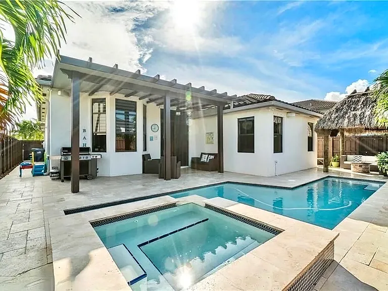 1920 SW 154th Ave — Photo 2