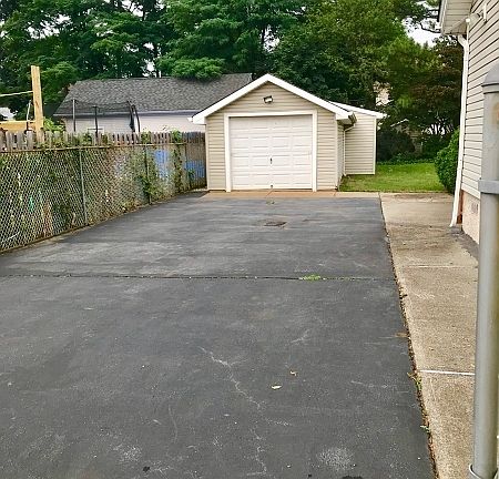 4th image of 176 Smallwood Ave