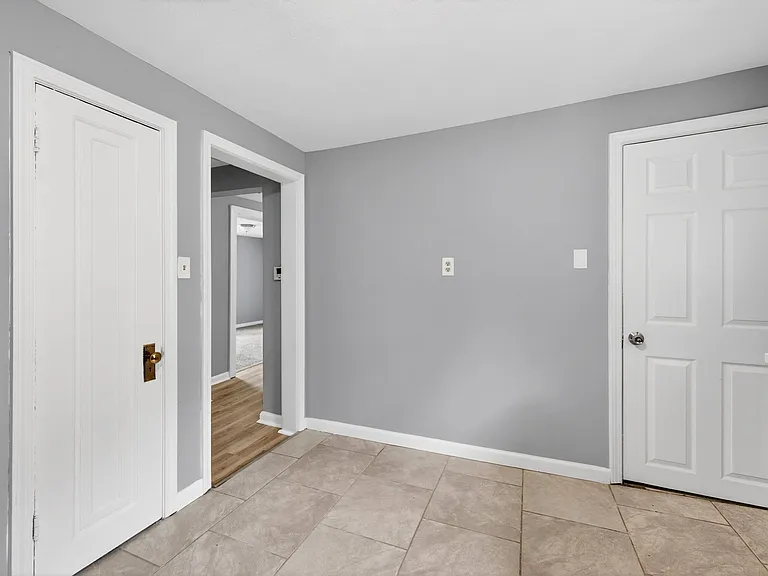 9386 Golden Gate Rd — Photo 5