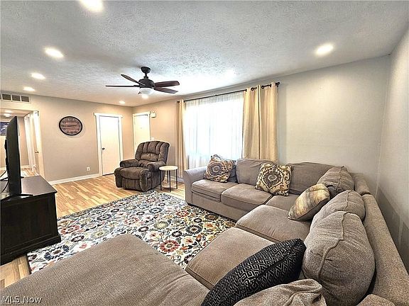 3rd image of 432 Catalina Ave