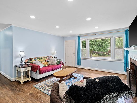 5th image of 22 Chatham Dr