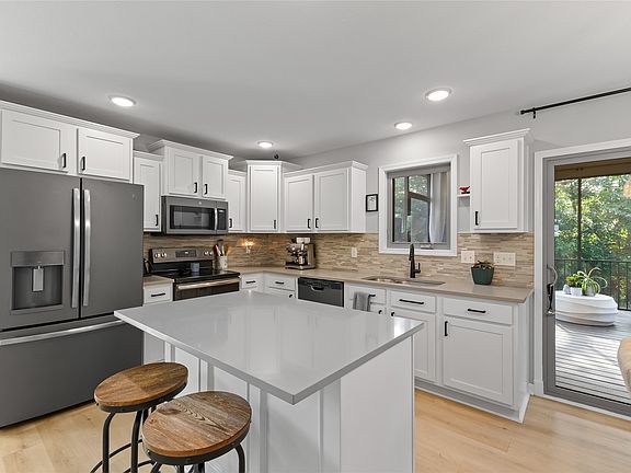 5th image of 310 SW Murffys Run Ct