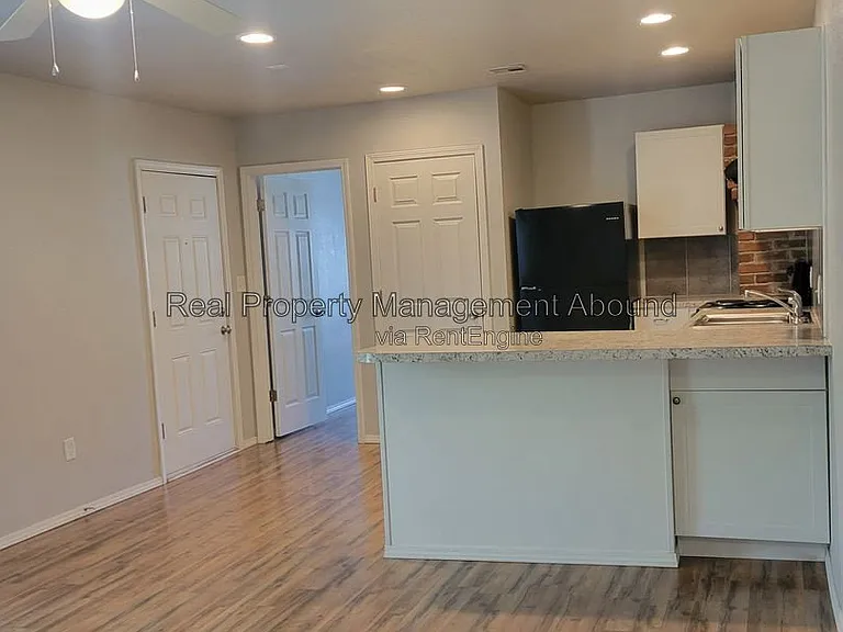 727 S Olympia Ave — Photo 6