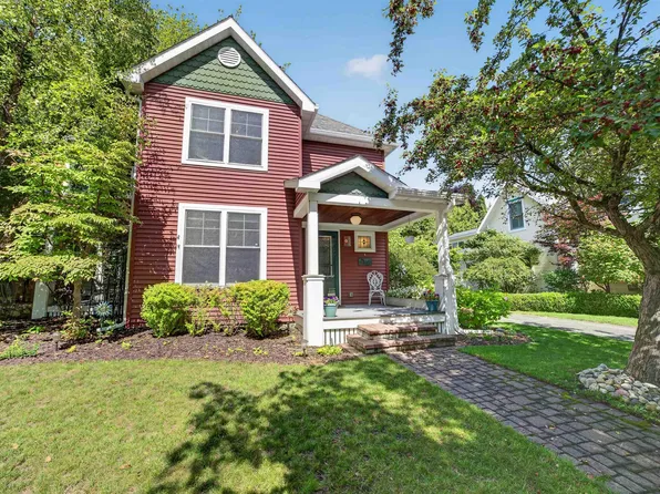 307 Antrim St, Charlevoix, MI 49720