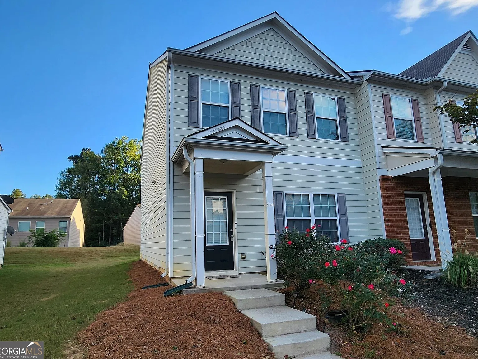 3 bed, 2.5 bath, 1450 sqft, $1,700 — Photo 2