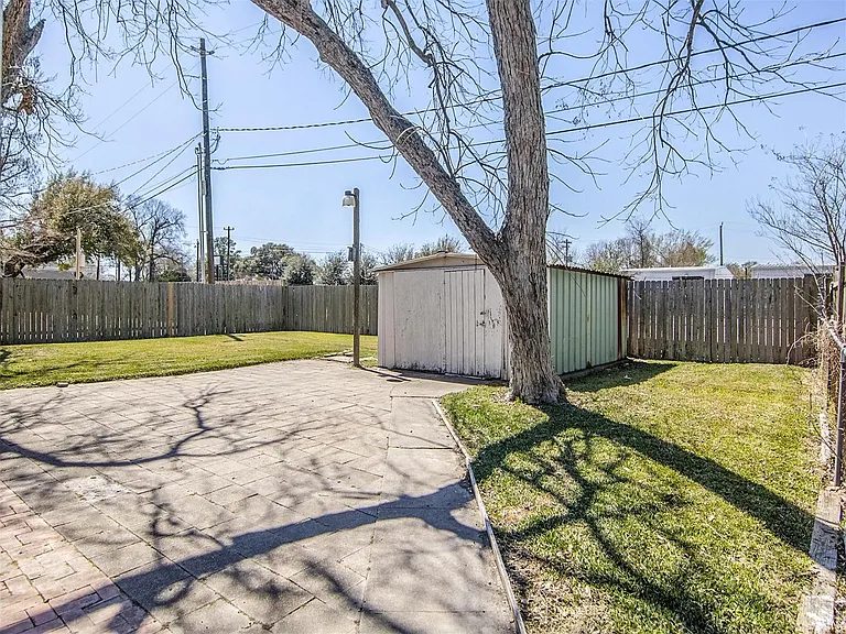 2215 Silverbonnet St — Photo 22